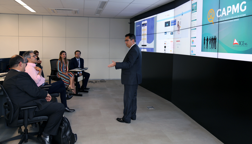 O governador também conheceu a Sala de Situação do Suricato (Foto: Thiago Rios Gomes)
